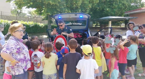 La lezione della polizia stradale ai piccoli studenti della scuola dell'infanzia di Ciconia