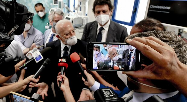 Covid in Campania, il presidente De Luca: «Scuole? Decido a fine agosto, sono ancora pochi i ragazzi vaccinati»