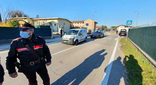Le forze dell'ordine in via Battisti a Sedrano