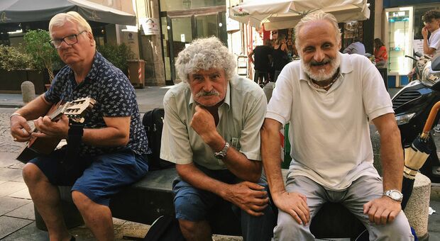 Napoli, i tenori di strada che incantano i turisti: «Lo facciamo per passione»