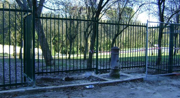 Milano, 13enne cerca di scavalcare una recinzione: infilzato