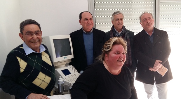 Teresa Coluzzi e i rappresentanti delle associazioni che hanno donato l'ecografo