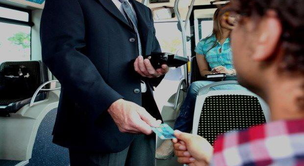 Controllore dei treni estorce denaro agli immigrati senza biglietto