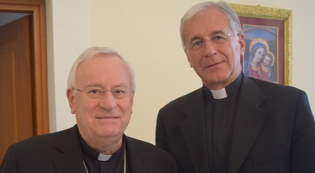 A sinistra il cardinale Gualtiero Bassetti, a destra monsignor Renato Boccardo