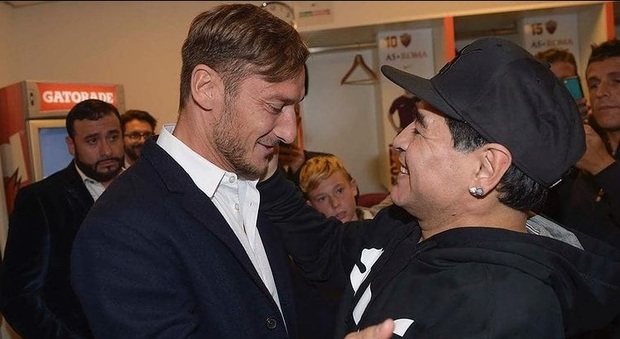 Maradona, il ricordo di Francesco Totti a Verissimo: «Quando ho smesso di giocare è stato il primo a chiamarmi. E' ancora qui con noi»