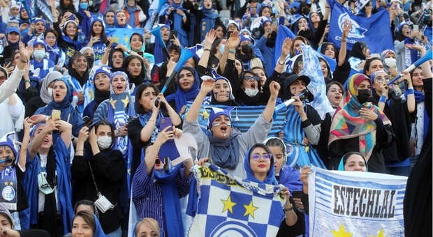 Rivoluzione Iran, donne allo Stadio per la prima volta dopo 40 anni