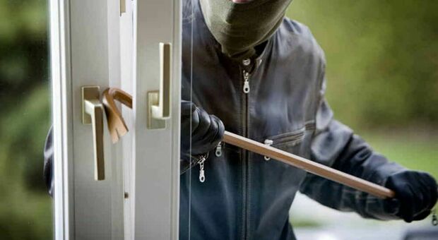 Trova i ladri in casa, proprietario minacciato con la pistola
