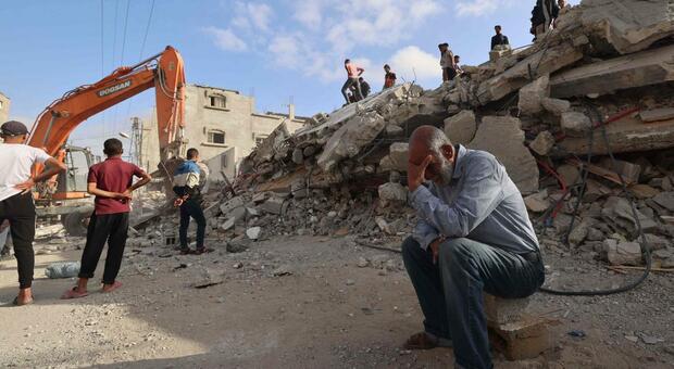 TOPSHOT - A Palestinian man wait for news of his daughter as rescue workers search for survivors under the rubble of a building hit in an overnight Israeli bombing in Rafah, in the southern Gaza Strip, on April 21, 2024 amid the ongoing conflict...