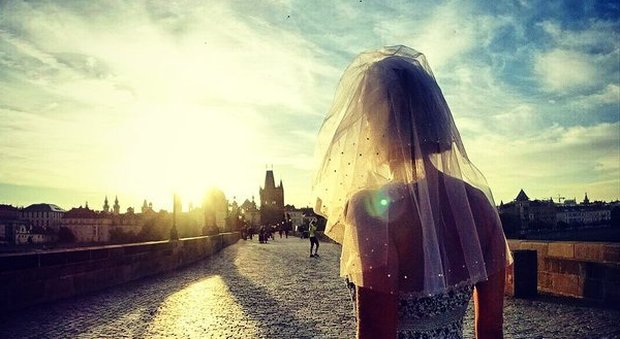 Gira il mondo vestita da sposa: decisione dopo un momento difficile