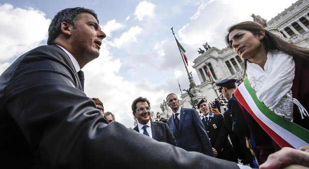 4 novembre, la cerimonia per le Forze Armate: stretta di mano tra Renzi e Raggi