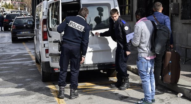 Il Commissario Ue Avramopoulos: «Sui profughi bene la linea dell'Italia»
