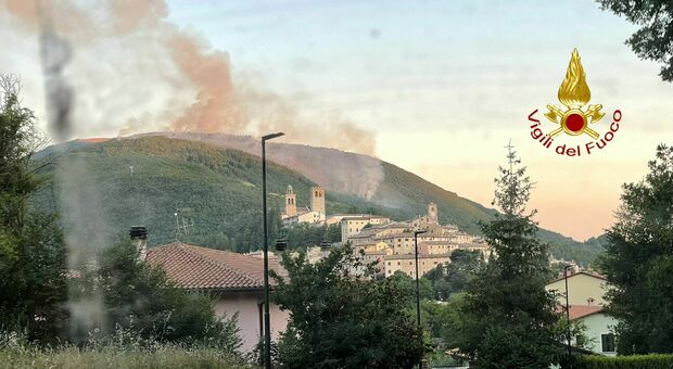 Bosco in fiamme, paura per alcune abitazioni in provincia di Perugia. Per combattere l’incendio atteso l'arrivo del Canadair