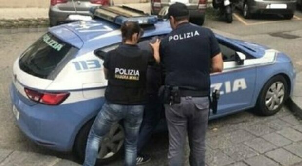 Napoli, arrestato 46enne sorpreso mentre spacciava droga in via Marigliano