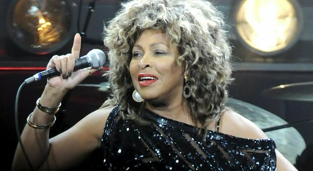 Tina Turner morta, le malattie: l'ictus, il tumore all'intestino, il trapianto di rene. Valutò anche il suicidio assistito