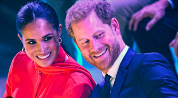 Harry e Meghan, ecco perché lei (da mesi) non indossa più l'anello di fidanzamento: la rivelazione dell'esperto reale