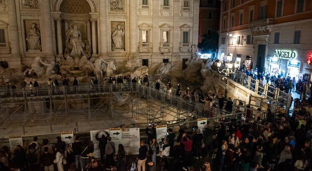 https://statics.cedscdn.it/photos/MED/17/64/8471764_11163134_passarella_fontana_trevi.jpg