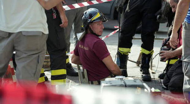 Roma, esplode un tombino, i residenti: «Da un anno sentivamo odore di gas»