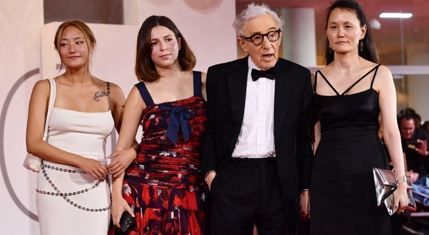 Woody Allen contestato sul red carpet del Festival di Venezia: «Spegnete i riflettori sugli stupratori»