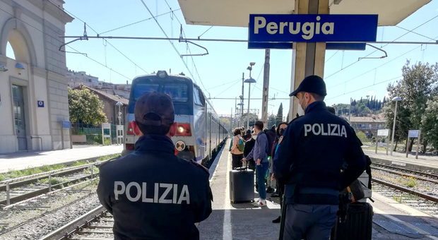 Perugia, ventotto ovuli di eroina e cocaina sequestrati ai pusher a Fontivegge