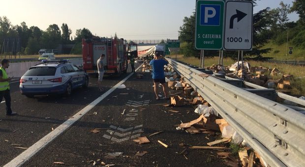 L'incidente in A23 con un camion che ha perso il carico tra Udine Nord e Udine Sud