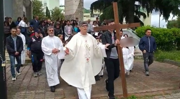 Terra dei Fuochi, la marcia di don Maurizio Patriciello con la croce e i bambini: la discarica proprio di fronte alla chiesa