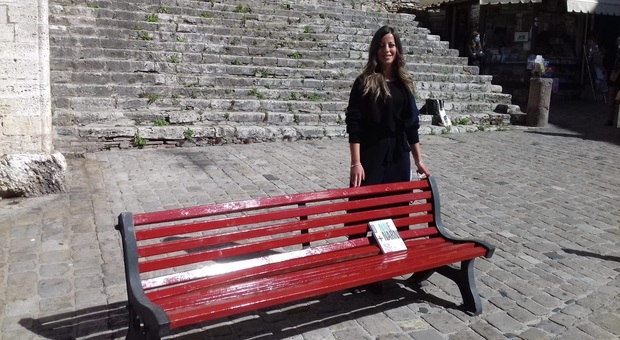 L'assessore Silvia Tiberti inaugura la "panchina rossa" di Narni
