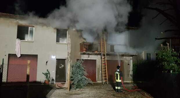 Appartamento in fiamme: esplode la casa, inquilini in fuga