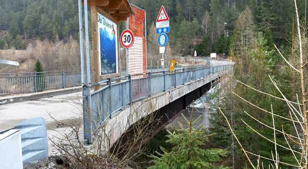 Cantiere in corso sul ponte, Val Visdende isolata