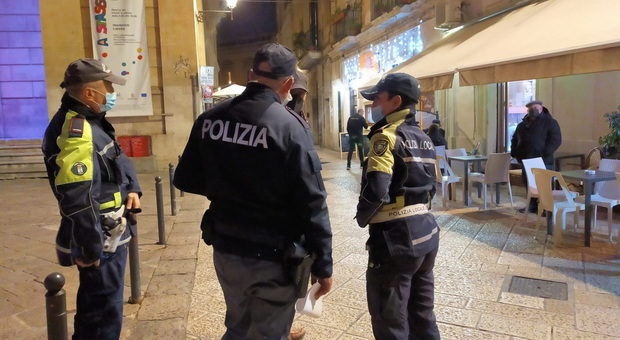Green pass e mascherine, anche in Puglia arriva la stretta di Capodanno: forze dell'ordine in campo e controlli a tappeto