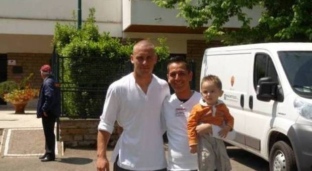 La Roma abbraccia Stefano e Cristian domani ai funerali di padre e figlio morti dopo Roma-Bayern Monaco