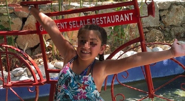 Bambina di 8 anni cade al parco e muore due giorni dopo: una costola spezzata le ha perforato la milza