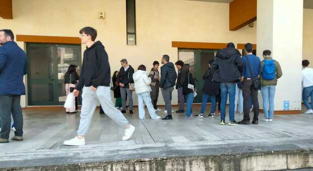 Test Medicina, il via a Lecce. Studenti in attesa in Ecotekne: «Ci proviamo, per fortuna si può ripetere». La protesta: «Stop al numero chiuso»