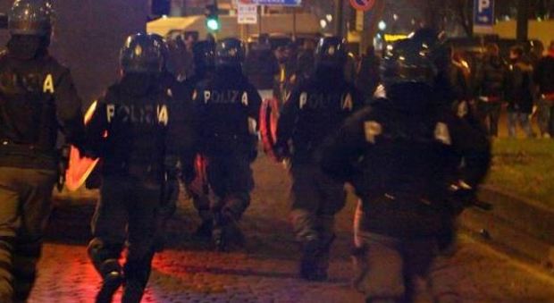 Lazio-Nizza, scontri tra ultrà e polizia a Villa Borghese. Sassi e petardi, la celere carica