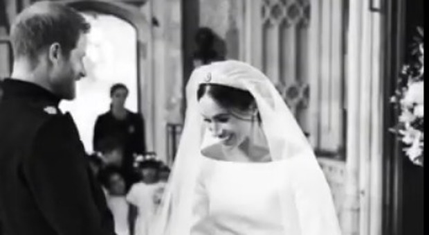 Harry e Meghan, primo anniversario: ecco le immagini inedite delle nozze Video