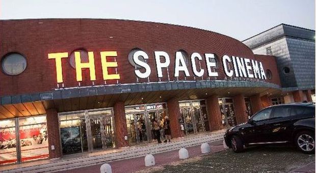 Black out nei quartieri: anche il super cinema resta al buio