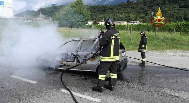 L'auto prende fuoco: lui scende in tempo e la vede divorata dalle fiamme