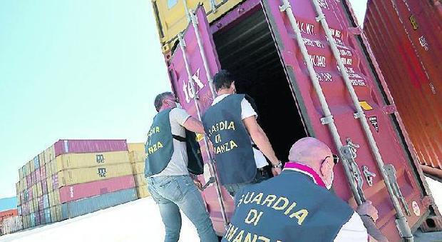 La guardia di finanza ispeziona i container (Foto Giobbi)