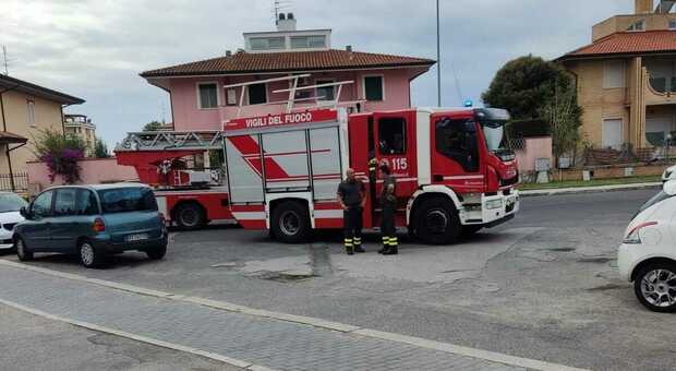 Ceccano, auto abbandonata a fuoco: pompieri in azione, indagano i carabinieri