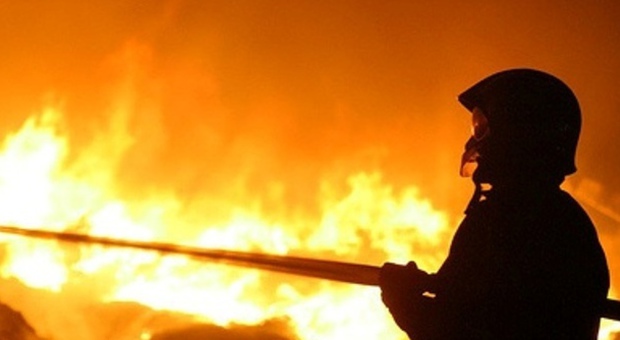 Fano, in fiamme l'ex cava di Carrara I vigili del fuoco salvano tre abitazioni