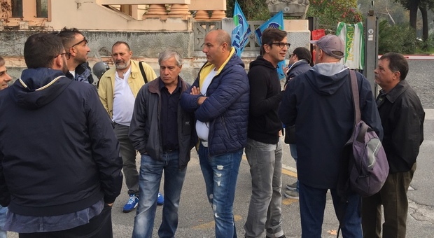 Napoli, in piazza i dipendenti delle terme di Agnano: «Non possiamo continuare a lavorare in queste condizioni»