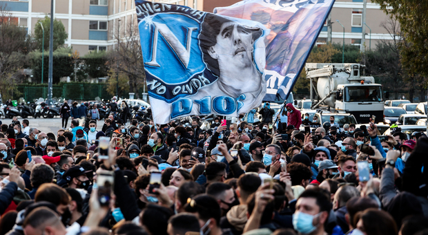 Maradona morto, maxi assembramenti a Napoli; polemiche in tutta Italia: «Diego non fa gol al coronavirus»