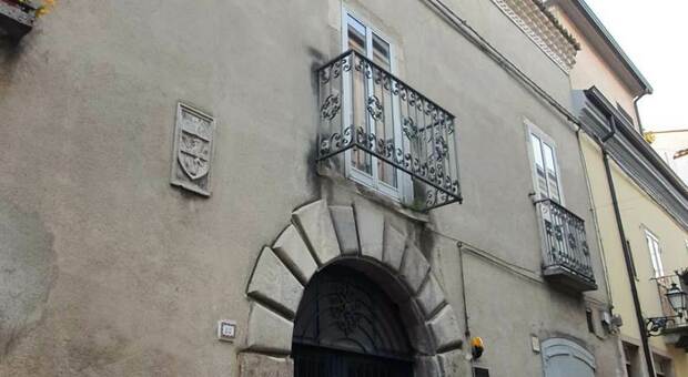 San Bartolomeo, cede il balcone di casa e precipita in strada: donna rischia la vita