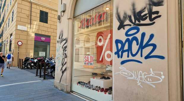Graffiti lasciati fuori da un negozio di Corso Garibaldi