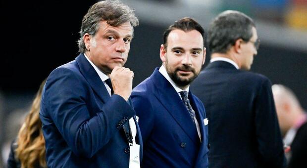Cristiano Giuntoli e Giovanni Manna prima di una partita della Juventus