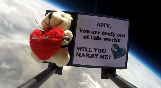 La proposta di nozze sul pallone nello spazio: "Amy sei fuori dal mondo". E lei dice di sì