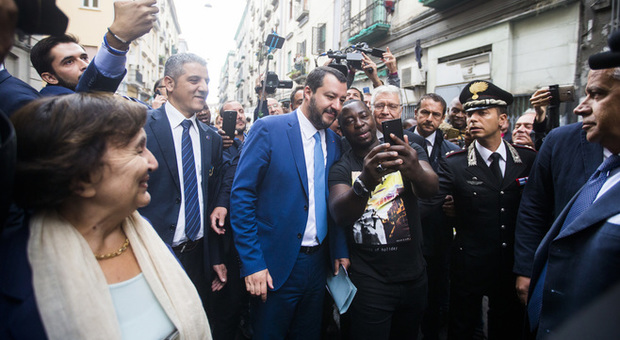 Salvini a Napoli, passeggiata tra applausi e selfie: «I camorristi fanno schifo»