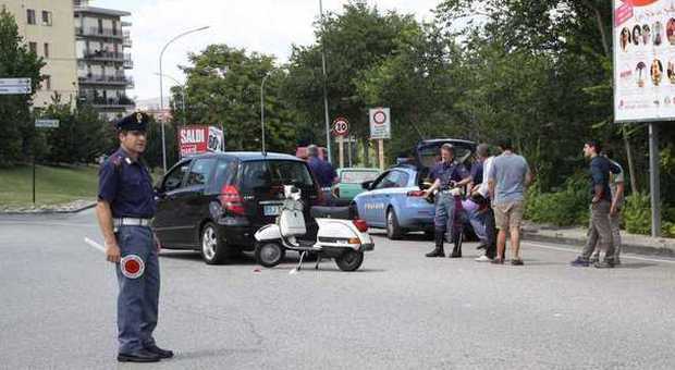 Benevento, auto contro scooter alla rotonda: feriti fratello e sorella