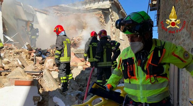 Casa esplode a Greve in Chianti, due morti e un disperso: si scava fra le macerie