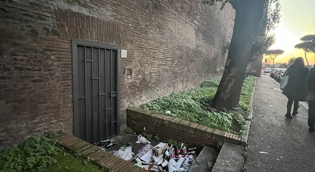 Roma, la saga del degrado continua: rifiuti e inciviltà dal Centro a San Lorenzo