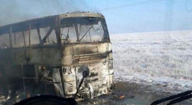 Autobus a fuoco, morte 52 persone: solo cinque riescono a salvarsi